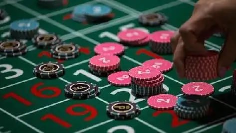 Tata letak meja Lightning Baccarat paito.warna hk dengan area taruhan dan layar pengganda